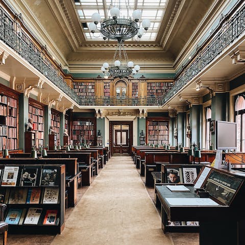 Walk to the Victoria and Albert Museum in ten-minutes
