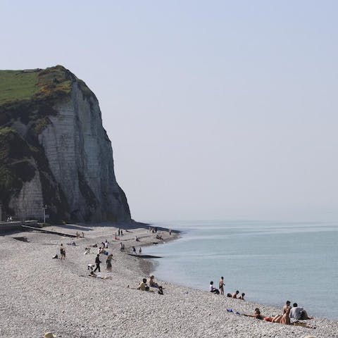 Stay just a few minutes away from the glorious beaches of the Alabaster coastline