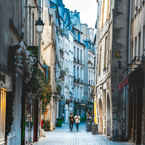 Explore Le Marais and its trendy eateries