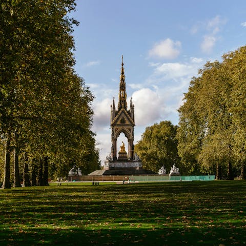 Take a stroll to Hyde park, less than 2 miles away