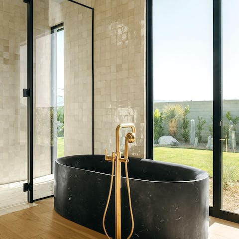 Unwind in the freestanding bath