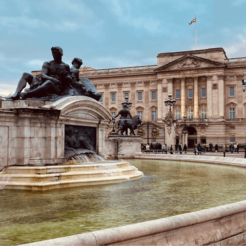 Take a stroll down to Buckingham Palace, getting there in time to see the changing of the guard 