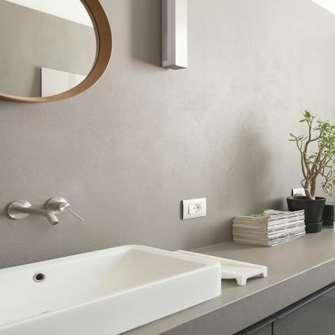 Grey tones in the bathroom