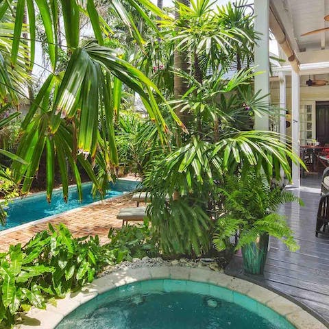 Take your pick between cooling of in the pool or relaxing in the Jacuzzi