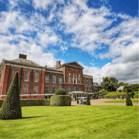 Take a stroll around nearby Kensington Gardens