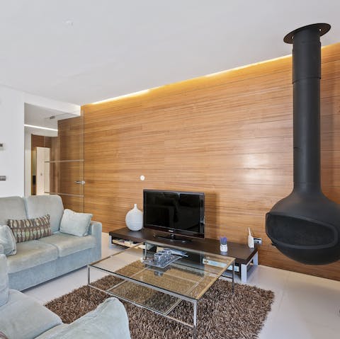 Light up the striking, modern fireplace and curl up with a glass of douro