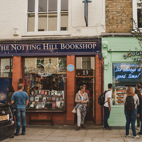 Browse boutiques and coffee shops in Notting Hill, thirty-minute walk away