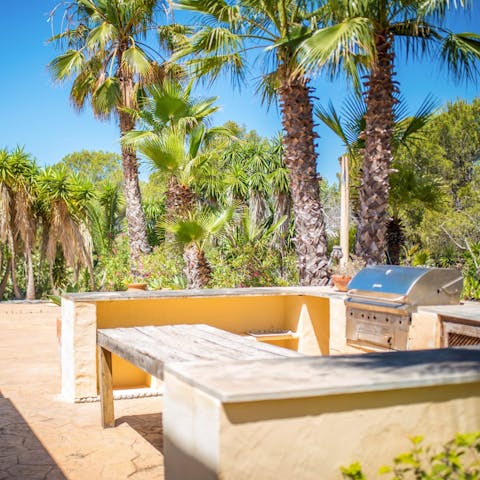 Fire up the barbecue for an alfresco meal of smoky seafood paella