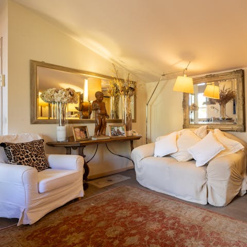 Sip a coffee on the cosy sofas before heading out for a day of sightseeing