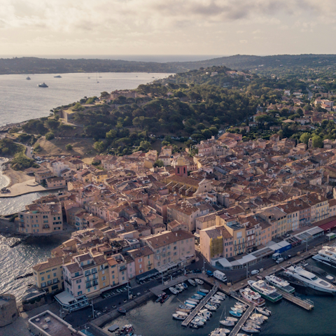 Stay a five-minute drive from the sparkle of Saint-Tropez