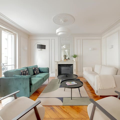 Get together for pre-dinner aperitifs in the high-style lounge
