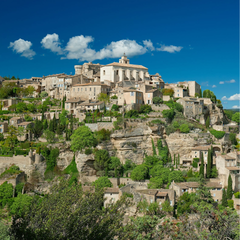 Stay a short drive from the stunning hilltop town of Gordes
