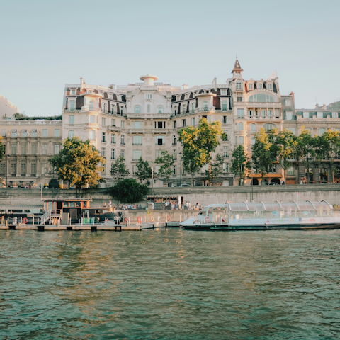Stroll along the Seine, a few minutes away