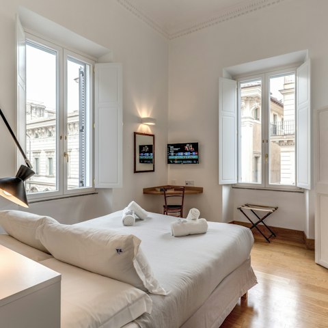 Wake up to quintessential Roman street views