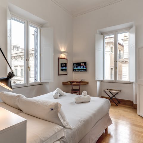 Wake up to quintessential Roman street views