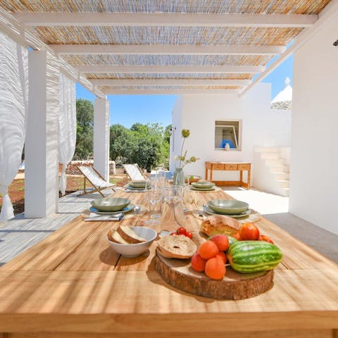 Dine alfresco under the shade of the pergola 