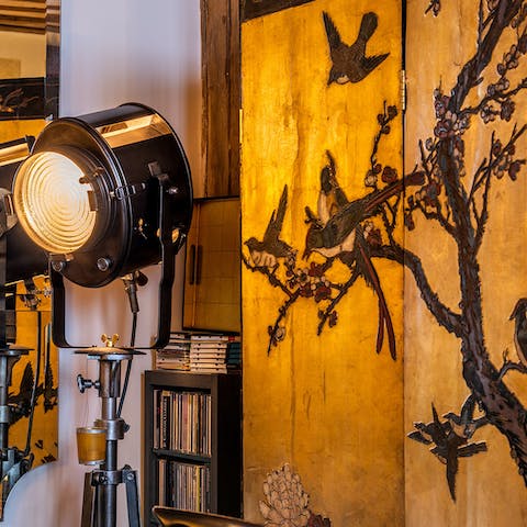 Admire the antique Chinese screen and movie light from the 50s