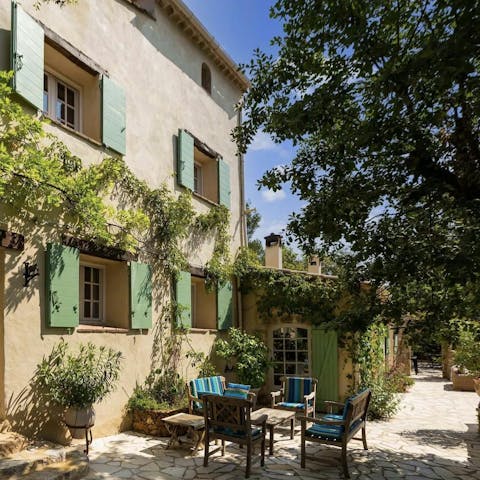 Dine alfresco on fresh bread and cheese