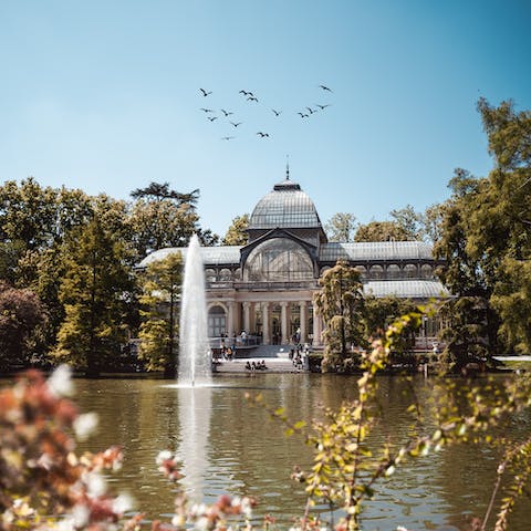 Enjoy taking afternoon strolls in El Retiro Park, twenty minutes away on foot