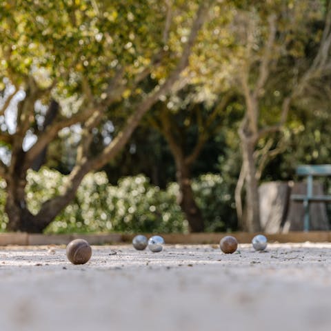 Challenge the family to a game of pétanque