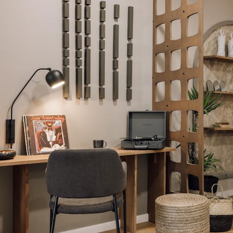 Fire off emails and round off projects from your sleek workstation