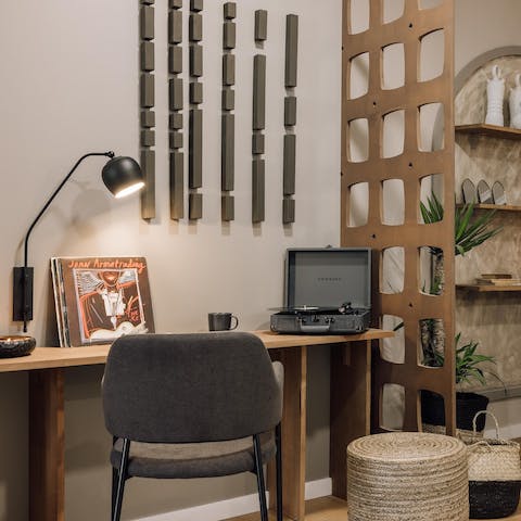 Fire off emails and round off projects from your sleek workstation