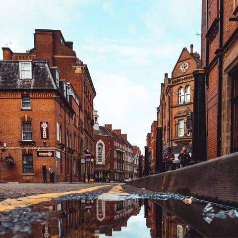 Enjoy the tranquil Western Park neighbourhood, knowing that the centre of Leicester is just a ten-minute drive away