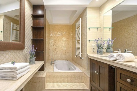 Wind down after sightseeing with a soak in the bathtub