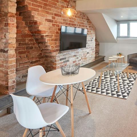 Enjoy relaxed dinners around the dining table, with the warm-toned light fixture setting the mood