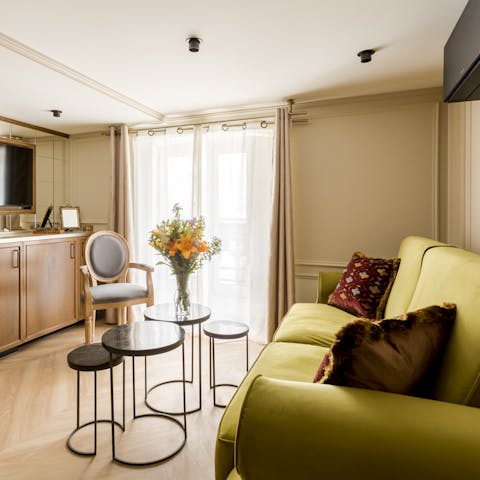 Savour relaxing evenings at home or wander to a local restaurant