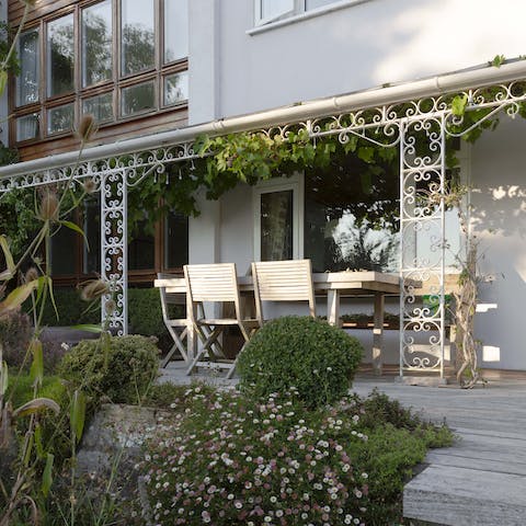 Turn every meal into an alfresco experience by sitting out on the deck