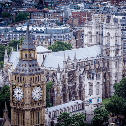 Reach Central London in thirty minutes, with train and tube stations nearby
