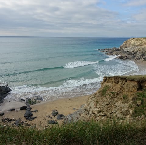 Discover golden sandy beaches, harbours and hidden coves on the north and south coasts of Cornwall