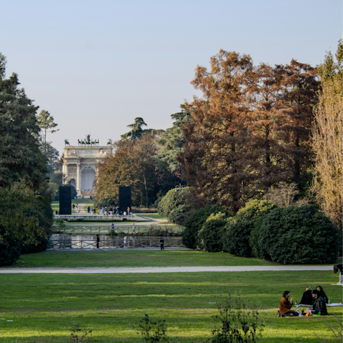 Picnic in Parco Sempione, a short stroll away