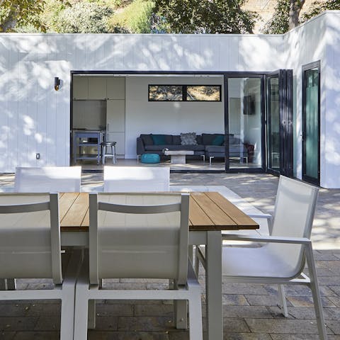 Make use of the separate accommodation in the pool house