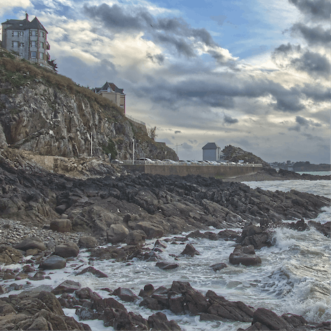 Explore the ruggedly handsome Briton coastline from your home in Pléneuf-Val-André