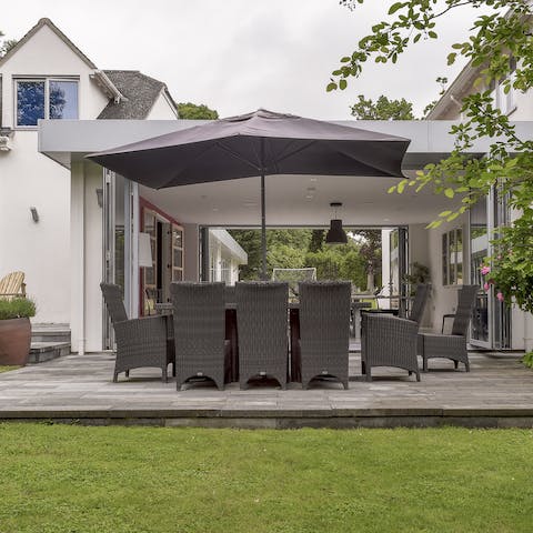 Eat outdoors on the deck while the kids play football on the lawn