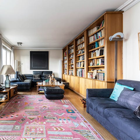 Spend evenings unwinding with a good book and a glass of Champange in the light-drenched living area