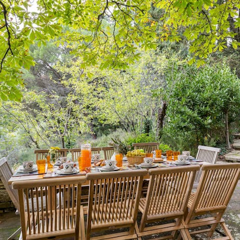 Savour delicious Italian meals and drinks in the garden