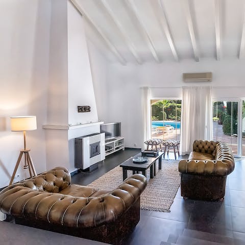 Chill out in style on the leather sofas in the breezy and bright living area