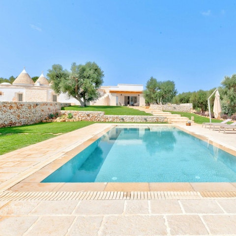 Relax in the Apulian sun by the private pool