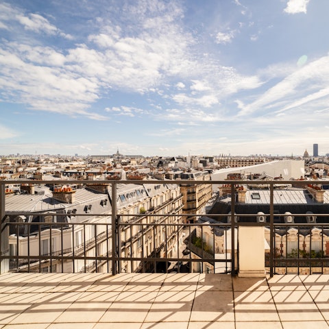 Marvel at the Parisian façades from the rooftop terrace