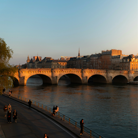 Stroll along the banks of the Seine at sunset