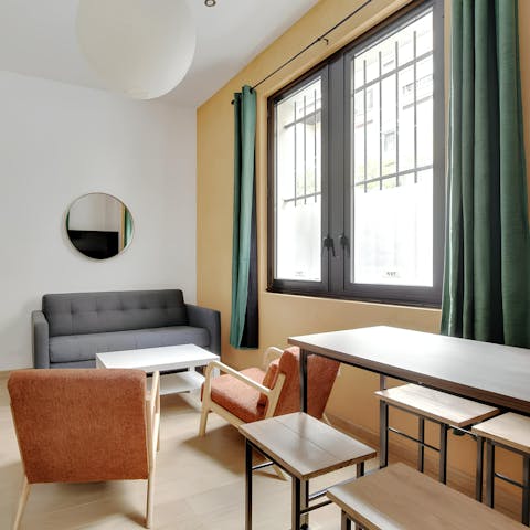 Relax with a coffee in the light-filled living space