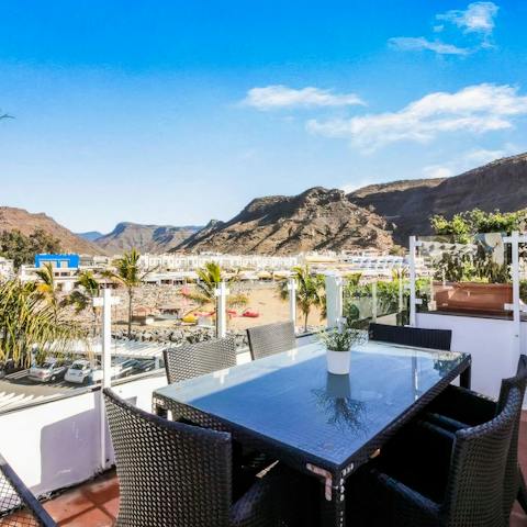 Tuck into alfresco dinners on the rooftop terrace, or stroll to any number of beachside restaurants