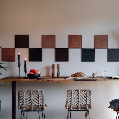 Get together for a tête-à-tête at the breakfast bar