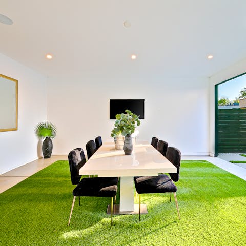 Open the sliding door and serve dinner with the last rays of Californian sunshine