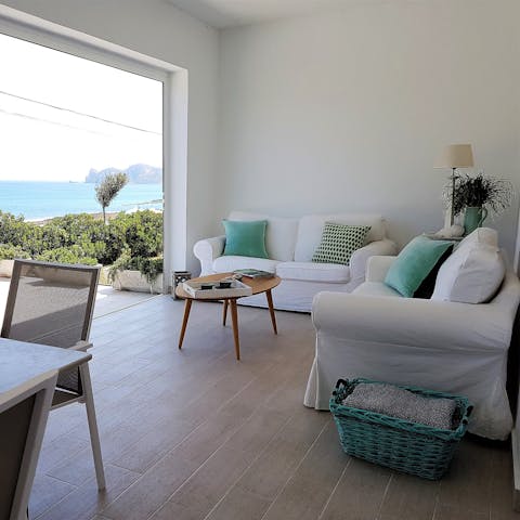 Live the indoor-outdoor life and let the light into the living room