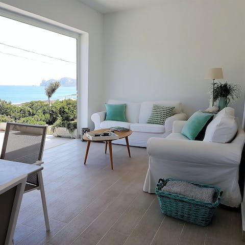 Live the indoor-outdoor life and let the light into the living room