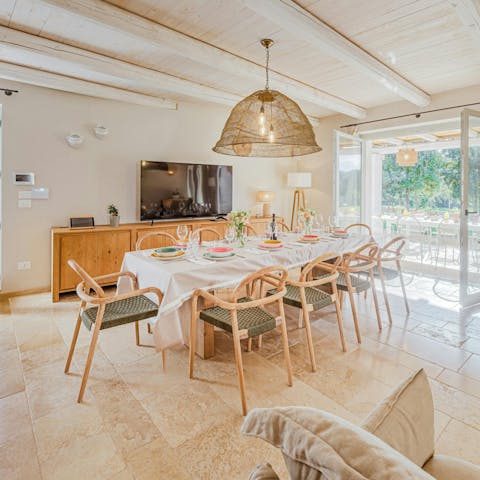 Cook seafood pasta and dine together in style